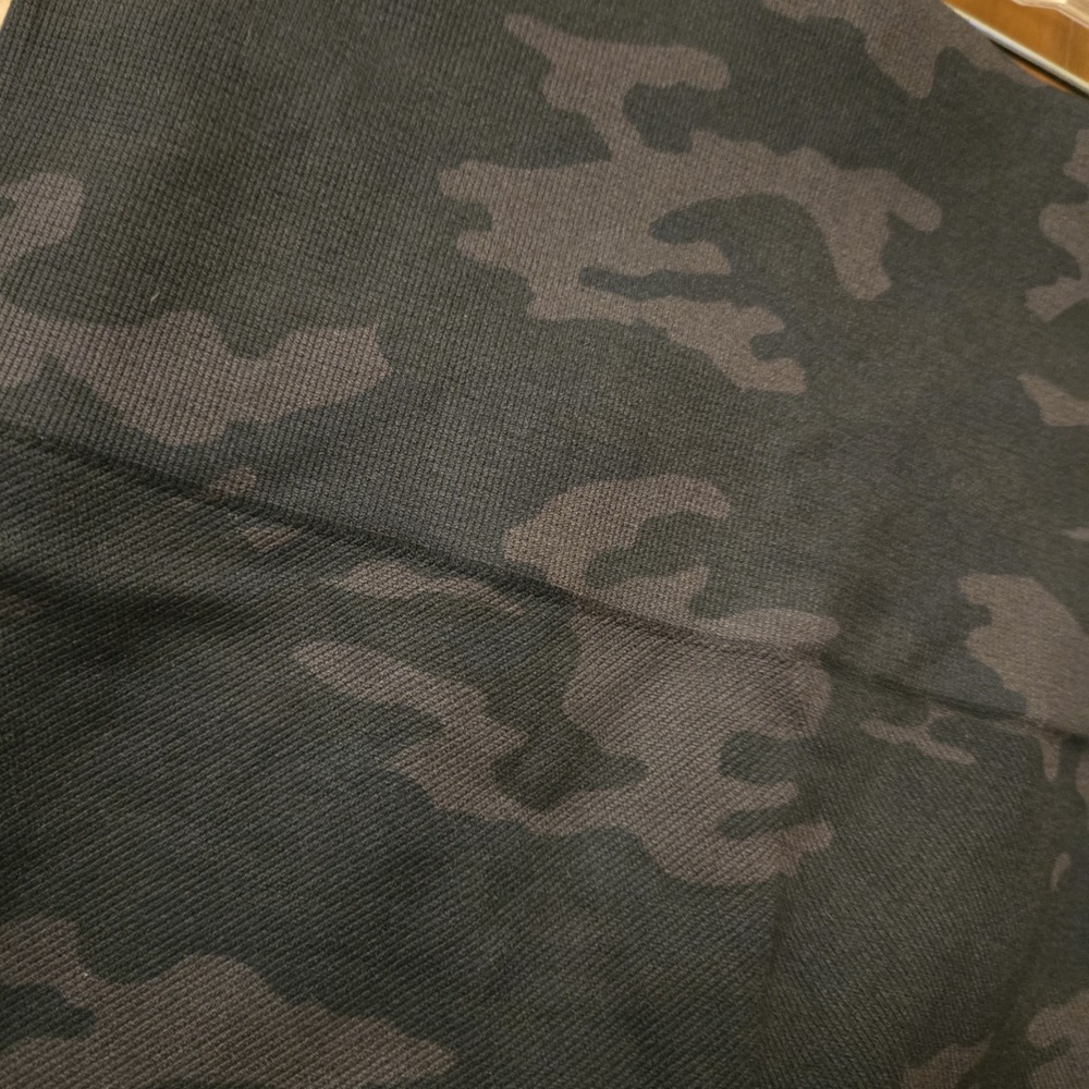 SPANX Look At Me Now Seamless Leggings Dark Camo Size Medium EUC Worn Once - Picture 4 of 8